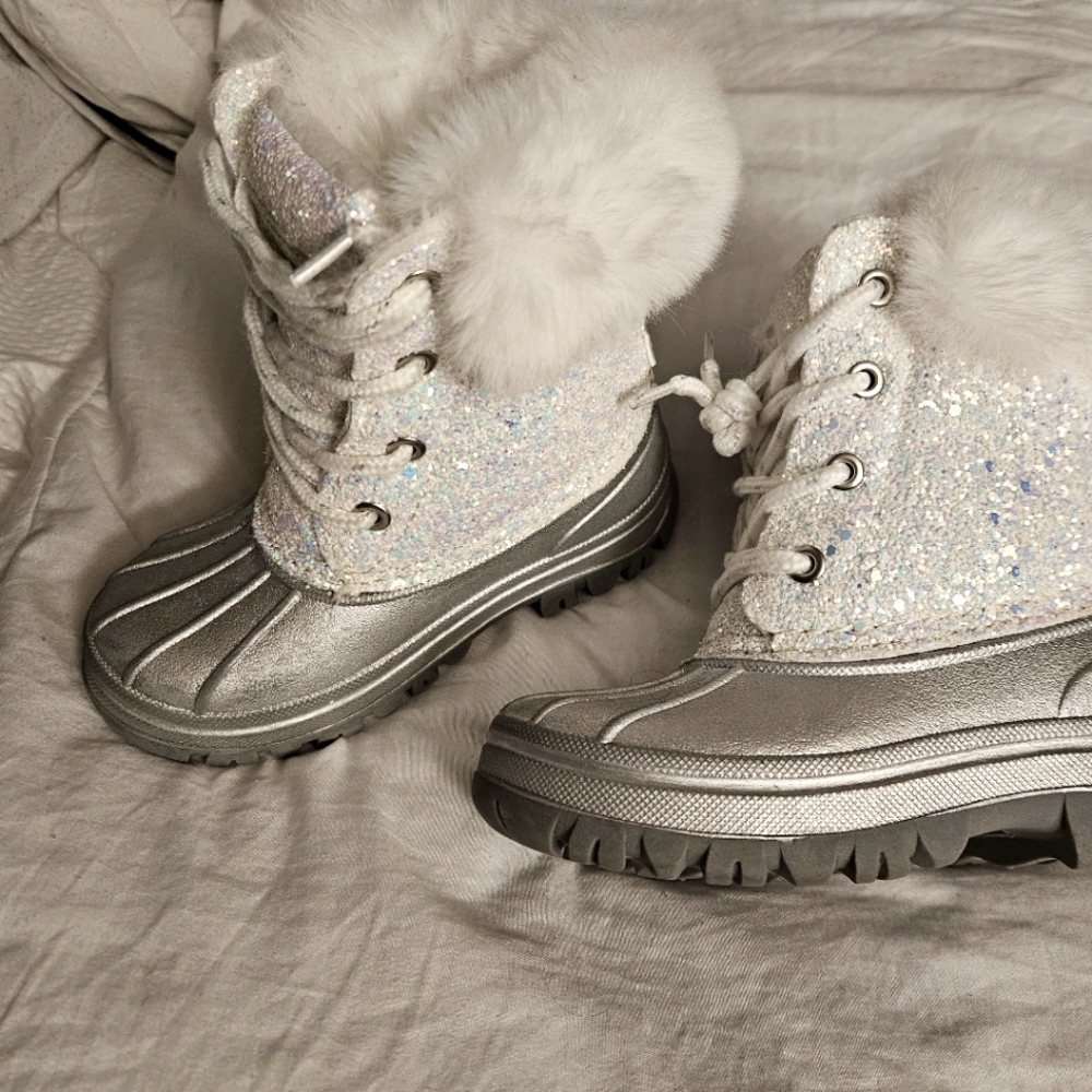 Snow boots toddler size 9